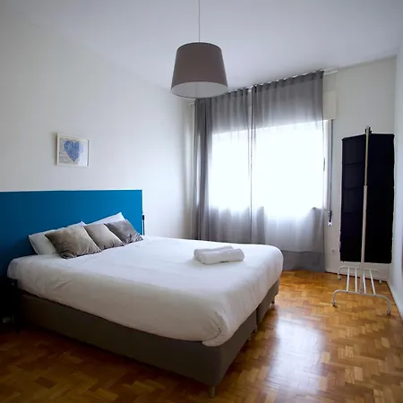 Downtown 3 Bedroom With Balcony - Quiet Street - Family Friendly - Groups *