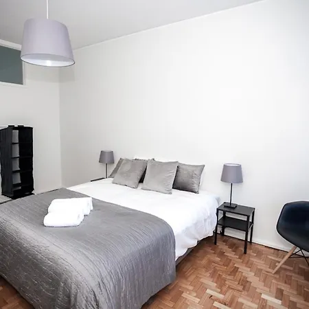 Apartament Downtown 3 Bedroom With Balcony - Quiet Street - Family Friendly - Groups *