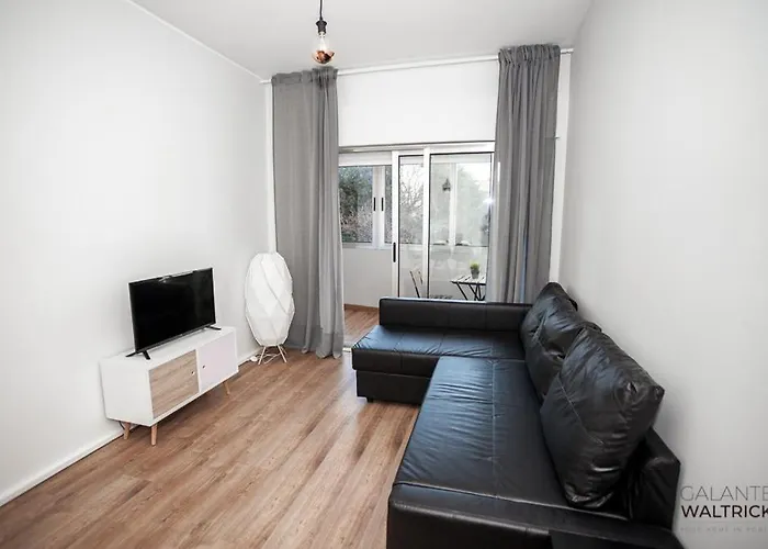 Downtown 3 Bedroom With Balcony - Quiet Street - Family Friendly - Groups