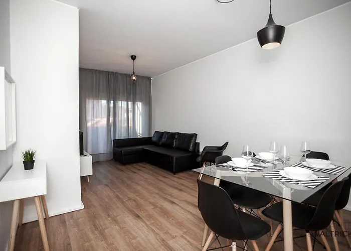 Downtown 3 Bedroom With Balcony - Quiet Street - Family Friendly - Groups