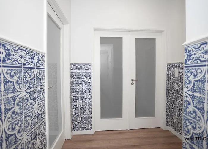 Downtown 3 Bedroom With Balcony - Quiet Street - Family Friendly - Groups *