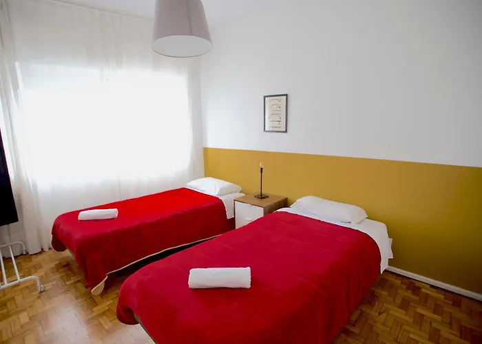 Downtown 3 Bedroom With Balcony - Quiet Street - Family Friendly - Groups Apartmán