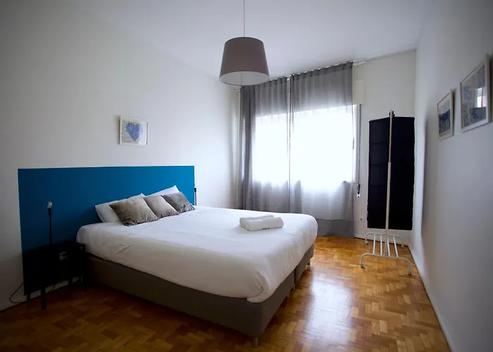 Downtown 3 Bedroom With Balcony - Quiet Street - Family Friendly - Groups *