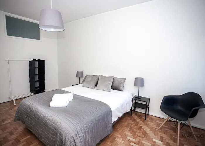 Apartament Downtown 3 Bedroom With Balcony - Quiet Street - Family Friendly - Groups *