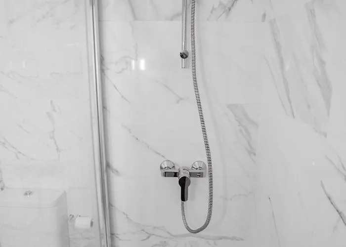 Downtown 3 Bedroom With Balcony - Quiet Street - Family Friendly - Groups