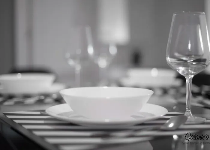 Downtown 3 Bedroom With Balcony - Quiet Street - Family Friendly - Groups Apartmán *