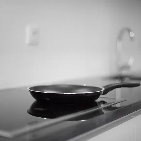 Downtown 3 Bedroom With Balcony - Quiet Street - Family Friendly - Groups דירה פורטו