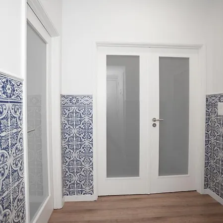 Downtown 3 Bedroom With Balcony - Quiet Street - Family Friendly - Groups *