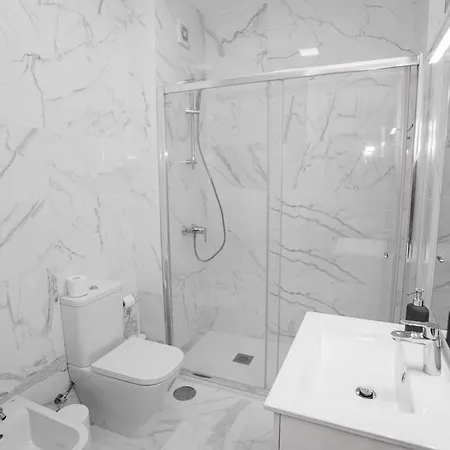 Downtown 3 Bedroom With Balcony - Quiet Street - Family Friendly - Groups דירה *