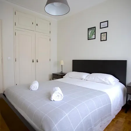 Downtown 3 Bedroom With Balcony - Quiet Street - Family Friendly - Groups *