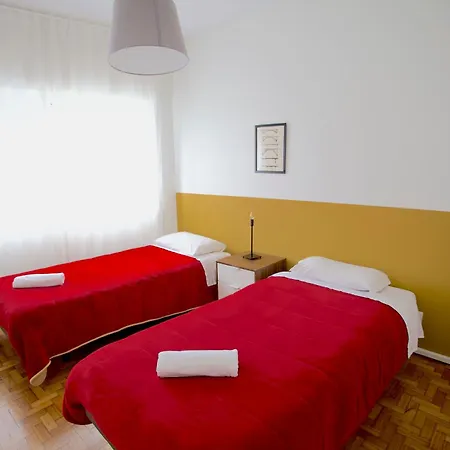 Downtown 3 Bedroom With Balcony - Quiet Street - Family Friendly - Groups דירה