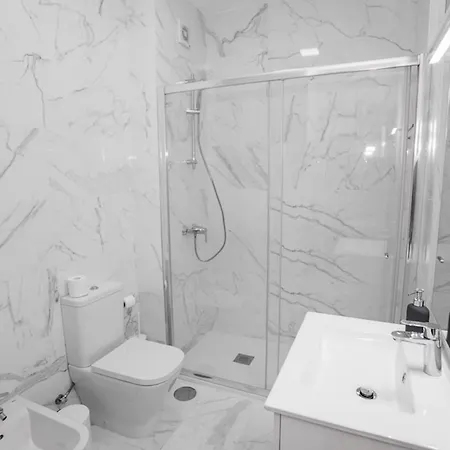 Downtown 3 Bedroom With Balcony - Quiet Street - Family Friendly - Groups 公寓 波尔图