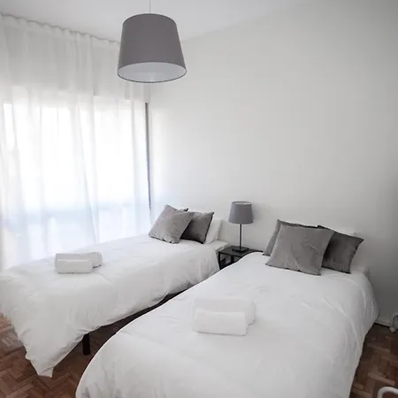 Downtown 3 Bedroom With Balcony - Quiet Street - Family Friendly - Groups Apartament Porto