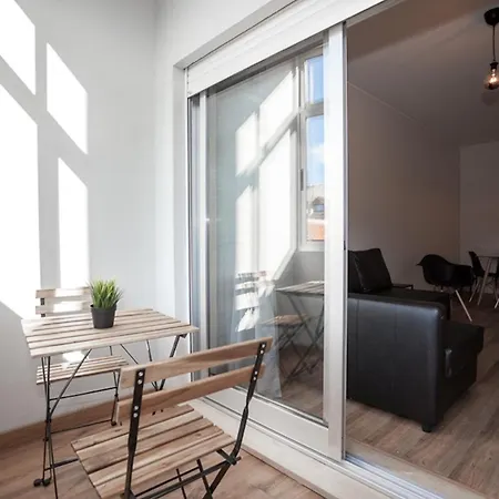 Downtown 3 Bedroom With Balcony - Quiet Street - Family Friendly - Groups