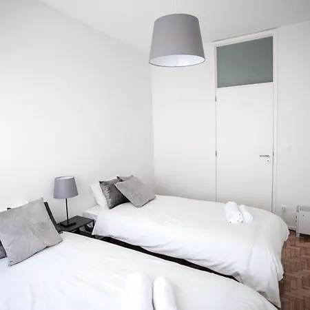 Downtown 3 Bedroom With Balcony - Quiet Street - Family Friendly - Groups Oporto