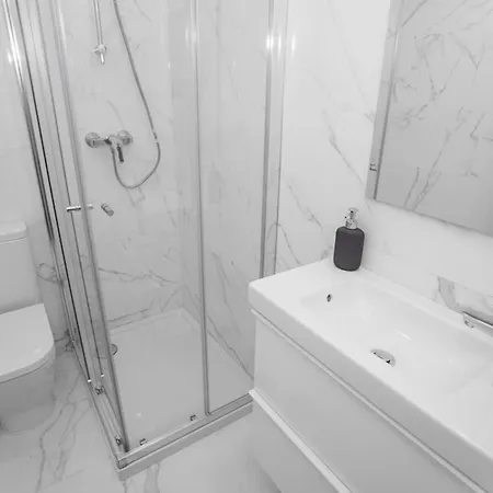 Apartment Downtown 3 Bedroom With Balcony - Quiet Street - Family Friendly - Groups