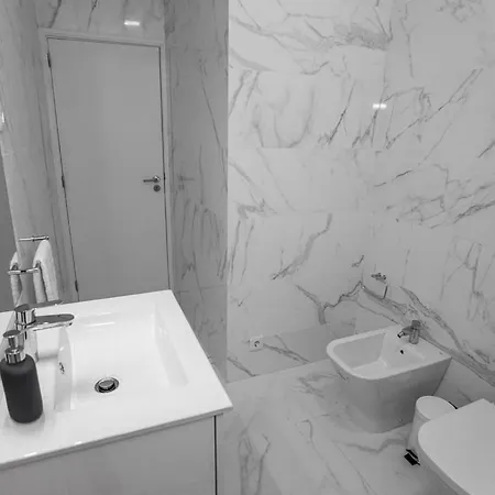 Downtown 3 Bedroom With Balcony - Quiet Street - Family Friendly - Groups פורטו