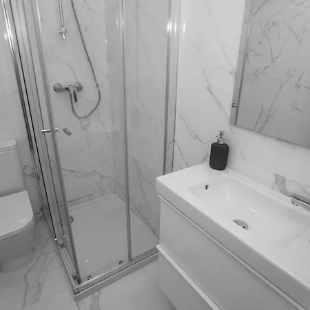 Downtown 3 Bedroom With Balcony - Quiet Street - Family Friendly - Groups דירה