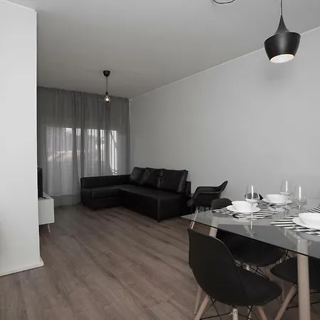 Downtown 3 Bedroom With Balcony - Quiet Street - Family Friendly - Groups פורטו