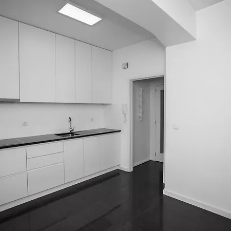 Downtown 3 Bedroom With Balcony - Quiet Street - Family Friendly - Groups דירה פורטו