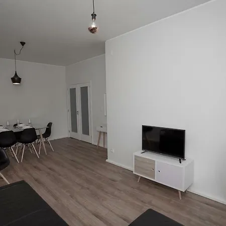 Downtown 3 Bedroom With Balcony - Quiet Street - Family Friendly - Groups פורטו