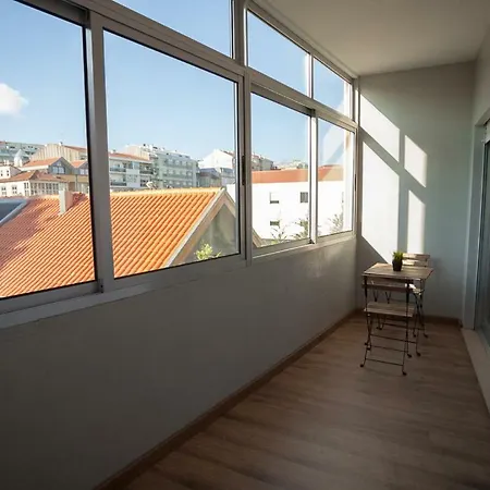 Downtown 3 Bedroom With Balcony - Quiet Street - Family Friendly - Groups דירה