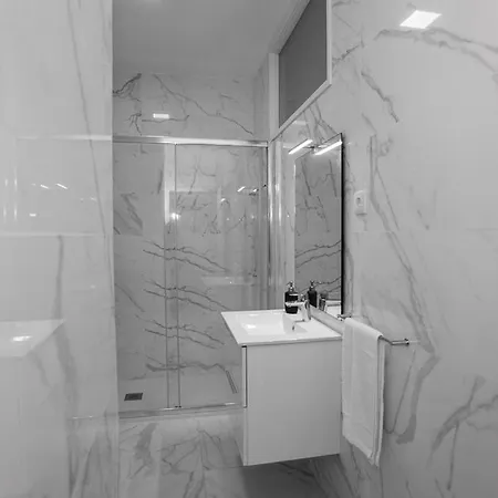 דירה Downtown 3 Bedroom With Balcony - Quiet Street - Family Friendly - Groups *