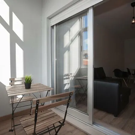 Downtown 3 Bedroom With Balcony - Quiet Street - Family Friendly - Groups * פורטו