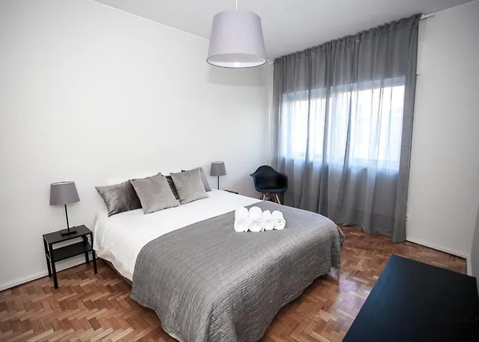 Downtown 3 Bedroom With Balcony - Quiet Street - Family Friendly - Groups アパート ポルト