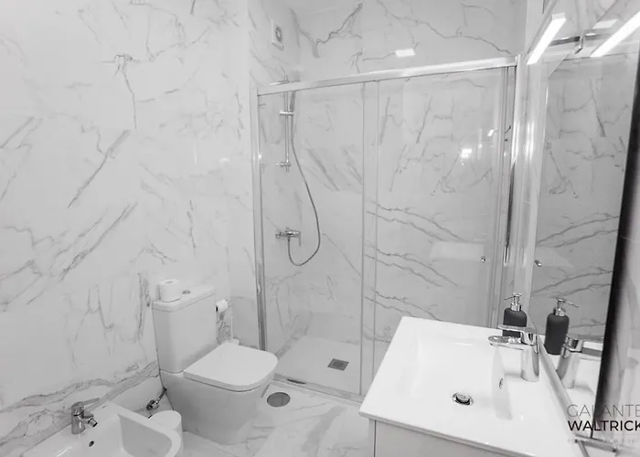 Downtown 3 Bedroom With Balcony - Quiet Street - Family Friendly - Groups Διαμέρισμα *