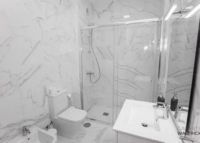 Downtown 3 Bedroom With Balcony - Quiet Street - Family Friendly - Groups 公寓 波尔图