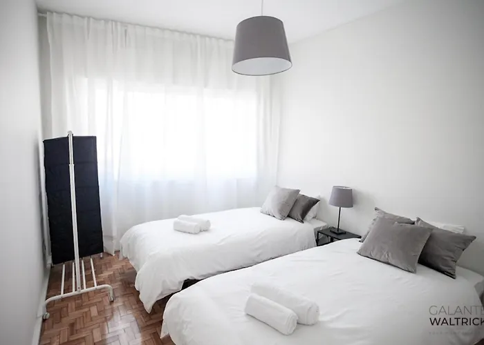 Downtown 3 Bedroom With Balcony - Quiet Street - Family Friendly - Groups 公寓 *