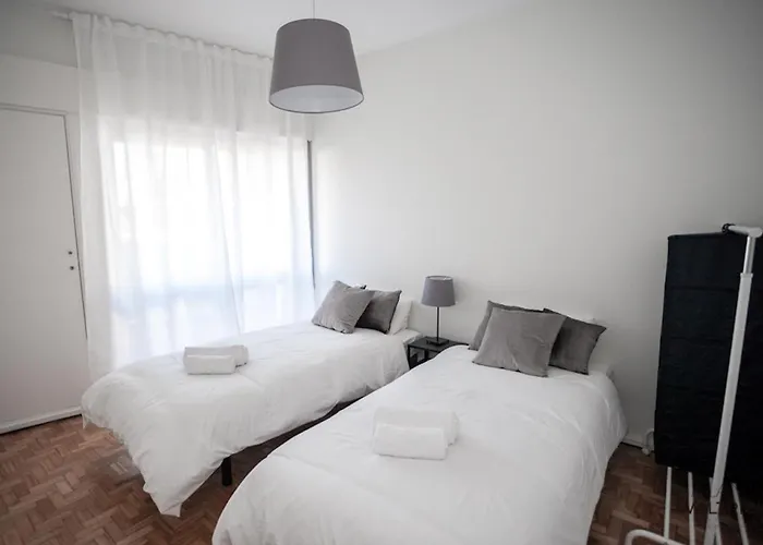 Downtown 3 Bedroom With Balcony - Quiet Street - Family Friendly - Groups Appartamento Oporto