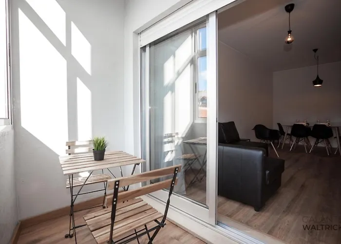 Downtown 3 Bedroom With Balcony - Quiet Street - Family Friendly - Groups