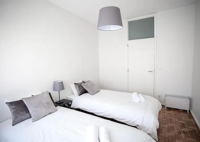 Downtown 3 Bedroom With Balcony - Quiet Street - Family Friendly - Groups Oporto