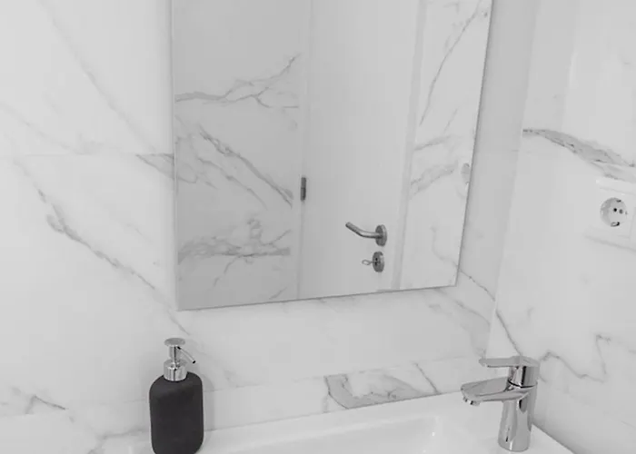 公寓 Downtown 3 Bedroom With Balcony - Quiet Street - Family Friendly - Groups 波尔图