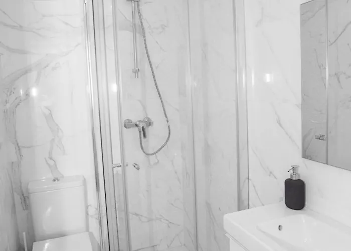 Downtown 3 Bedroom With Balcony - Quiet Street - Family Friendly - Groups * 波尔图