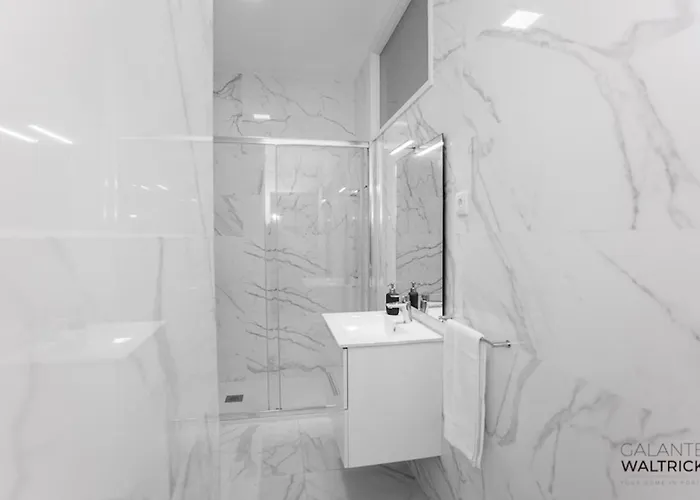 Downtown 3 Bedroom With Balcony - Quiet Street - Family Friendly - Groups