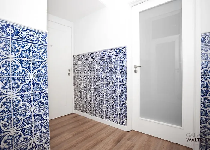 Downtown 3 Bedroom With Balcony - Quiet Street - Family Friendly - Groups 公寓