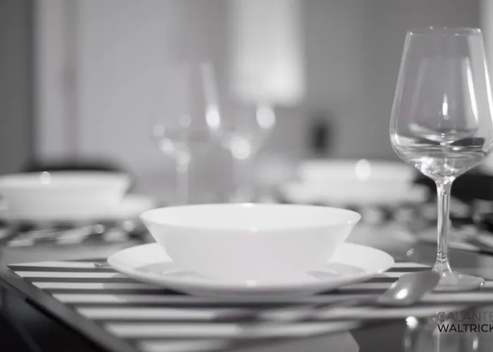 Downtown 3 Bedroom With Balcony - Quiet Street - Family Friendly - Groups 公寓