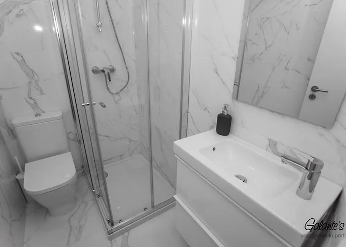 Downtown 3 Bedroom With Balcony - Quiet Street - Family Friendly - Groups Διαμέρισμα