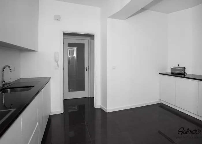 Downtown 3 Bedroom With Balcony - Quiet Street - Family Friendly - Groups アパート ポルト