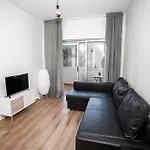 Apartament Downtown 3 Bedroom With Balcony - Quiet Street - Family Friendly - Groups *