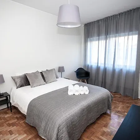 Downtown 3 Bedroom With Balcony - Quiet Street - Family Friendly - Groups Apartment Porto