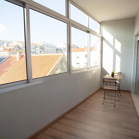 Apartment Downtown 3 Bedroom With Balcony - Quiet Street - Family Friendly - Groups *
