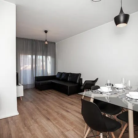 Downtown 3 Bedroom With Balcony - Quiet Street - Family Friendly - Groups