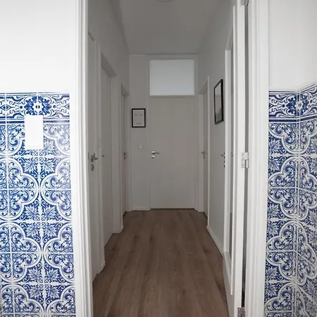 Downtown 3 Bedroom With Balcony - Quiet Street - Family Friendly - Groups Apartment