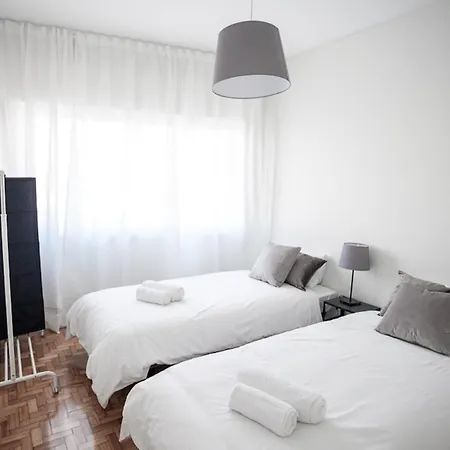 Downtown 3 Bedroom With Balcony - Quiet Street - Family Friendly - Groups Apartament *