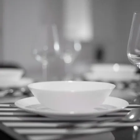 Downtown 3 Bedroom With Balcony - Quiet Street - Family Friendly - Groups Appartamento *