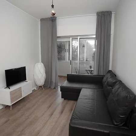 Downtown 3 Bedroom With Balcony - Quiet Street - Family Friendly - Groups